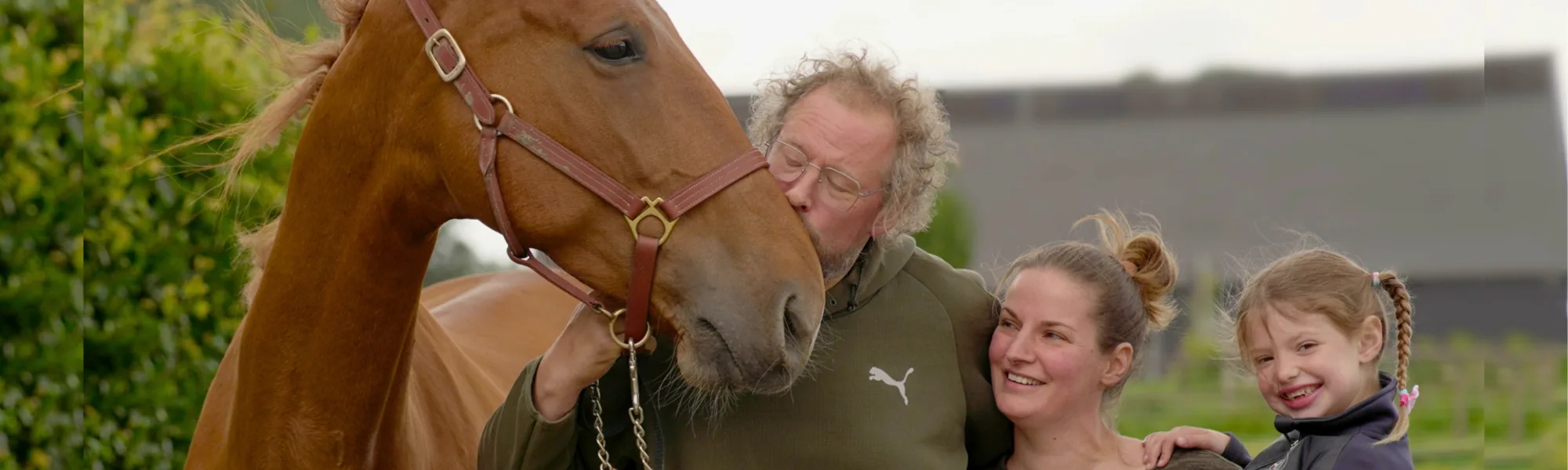 Daan, Kelly en Fabi&euml;nne met een paard