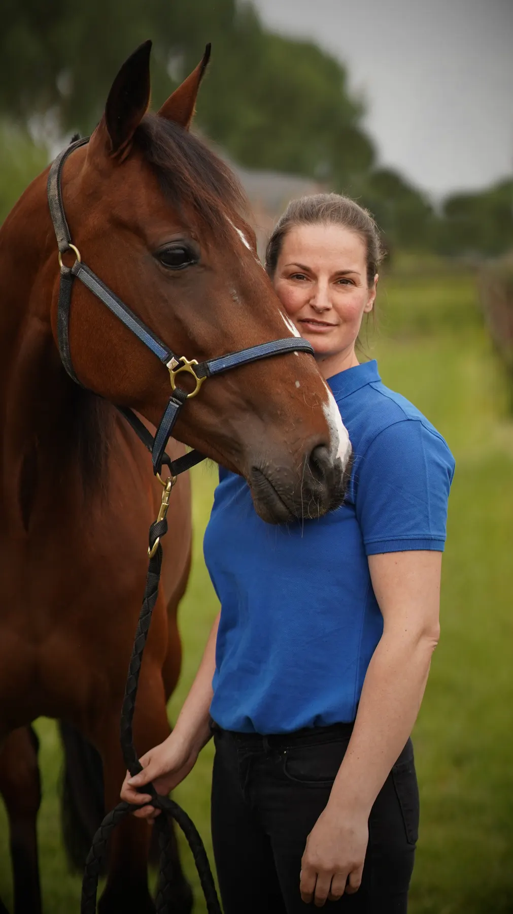 Kelly met paard in de wei