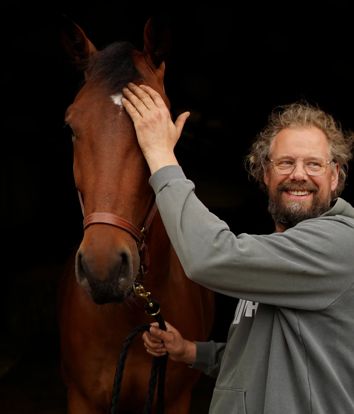 Daan met een paard op stal