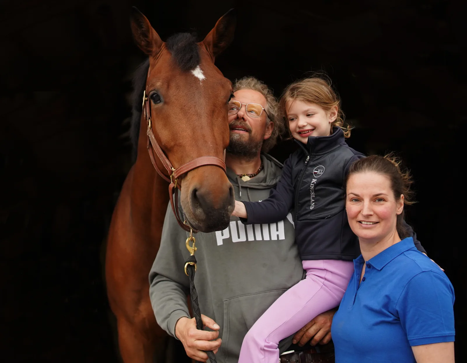 Kelly en Daan met een paard